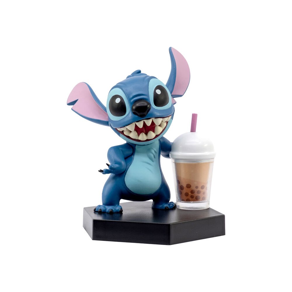 Figura de Stitch Hero Box mostrando su tamaño junto a otros objetos de escritorio