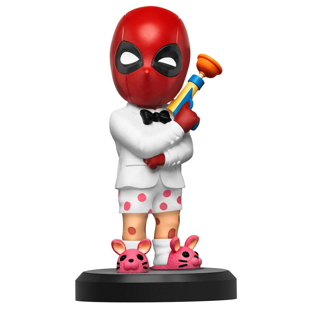 Figura sorpresa Deadpool decorando un escritorio junto al teclado