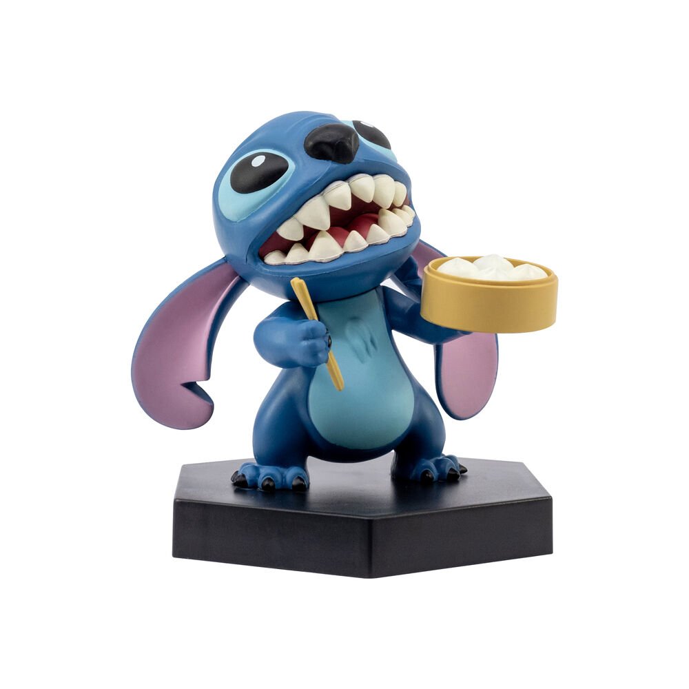Figura de Stitch decorando una estantería de cómics o zona de trabajo
