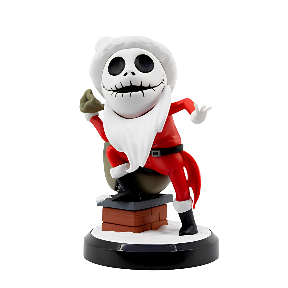 Personaje de Pesadilla antes de Navidad en miniatura junto al teclado del ordenador