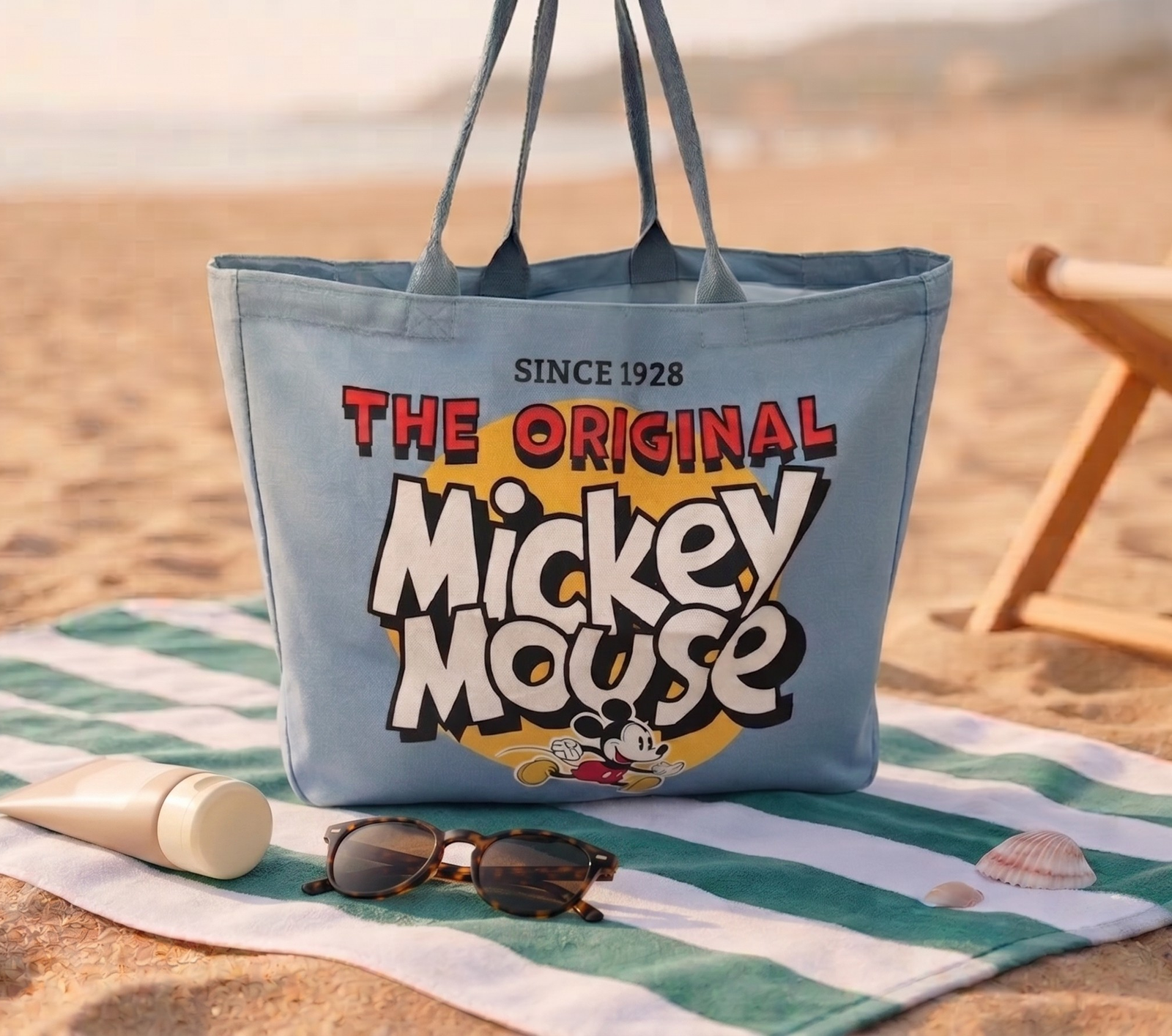 Detalle del estampado de Mickey Mouse en la bolsa shopping XL