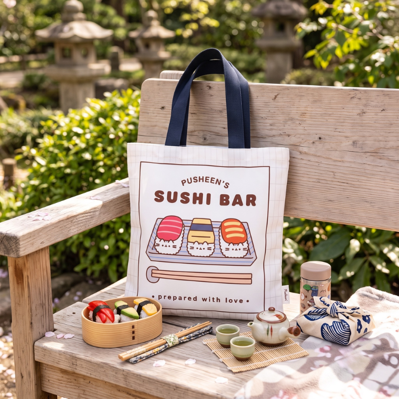 Detalle de la bolsa de tela Pusheen Sushi Club con asas al hombro