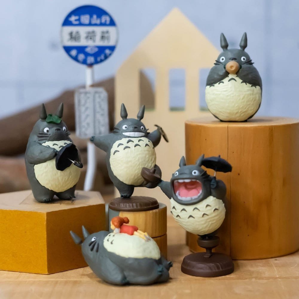 Detalle de textura y acabado artesanal de la figura Totoro Benelic