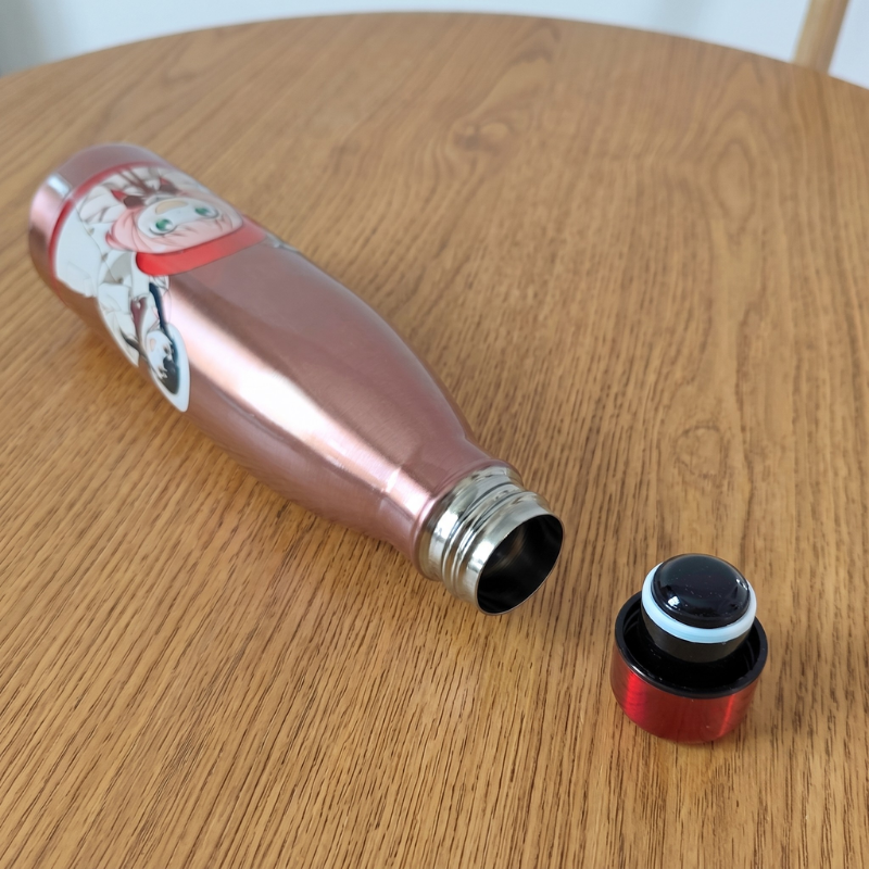 Botella térmica Spy x Family mostrando el tapón hermético