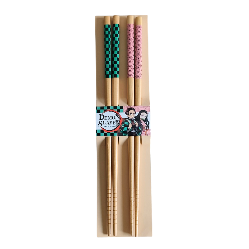 Pack de 2 pares de palillos Demon Slayer sobre mesa de madera