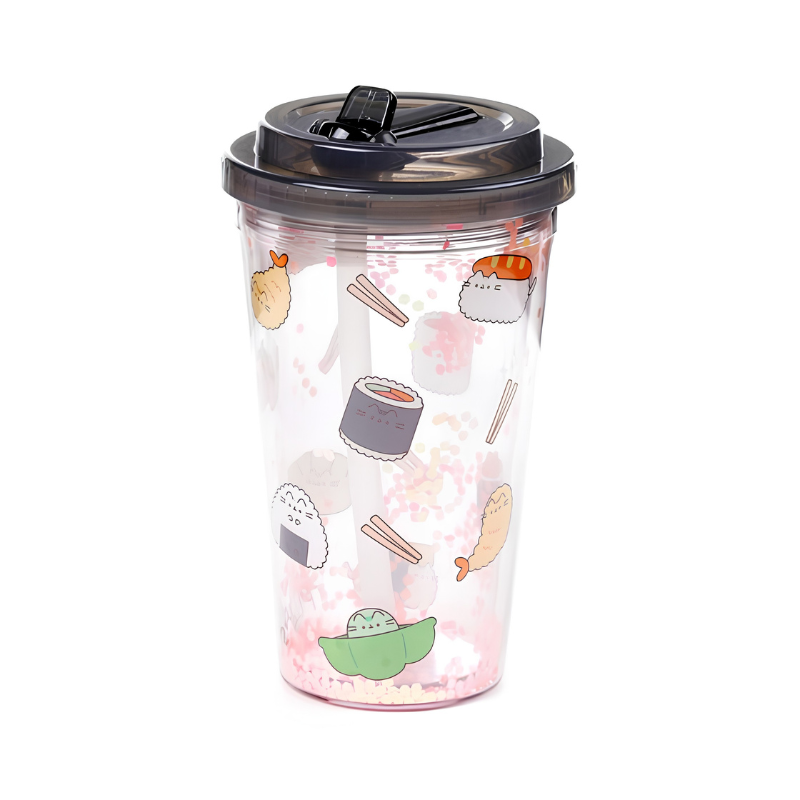 Vaso Pusheen Sushi Club 500ml sobre mesa, estilo cozy