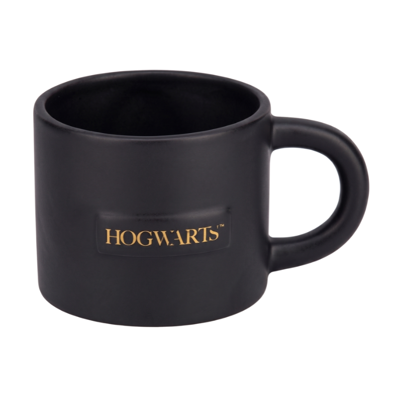 Taza Hogwarts Harry Potter llena de café sobre mesa