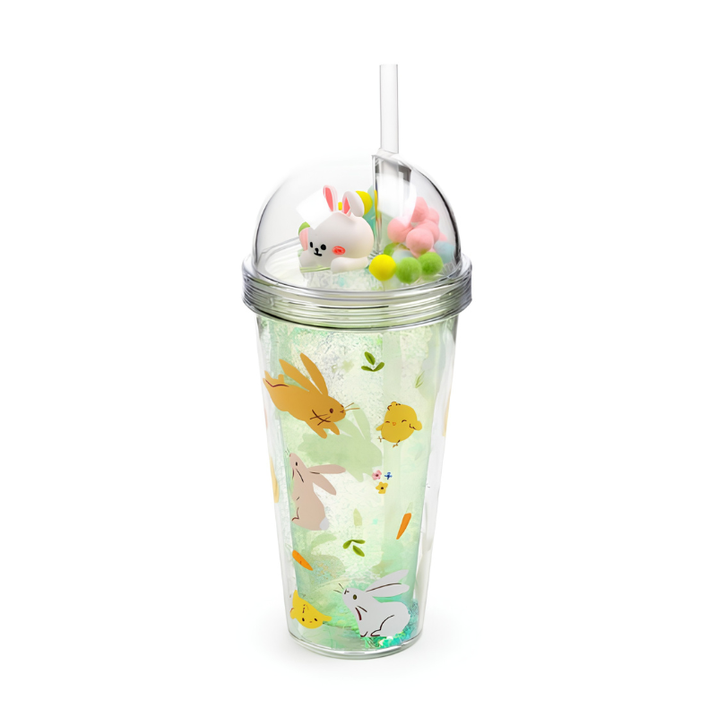 Vaso con tapa y pajita de conejitos relleno de bebida fría
