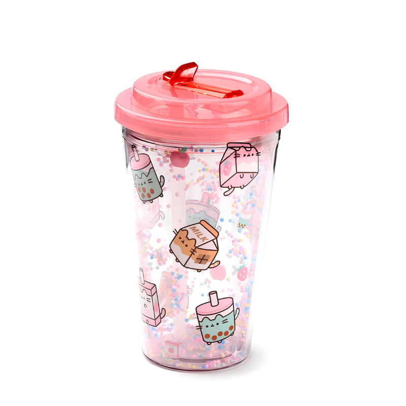 Vaso con tapa y pajita Pusheen lleno de bebida fría