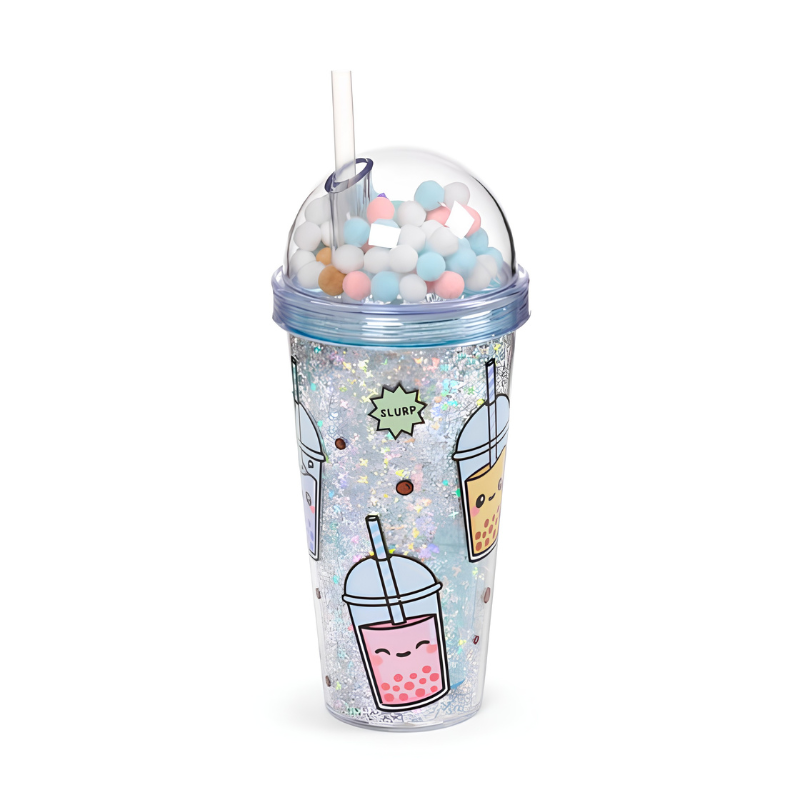 Vaso con pajita Bubble Tea sobre escritorio estilo cozy