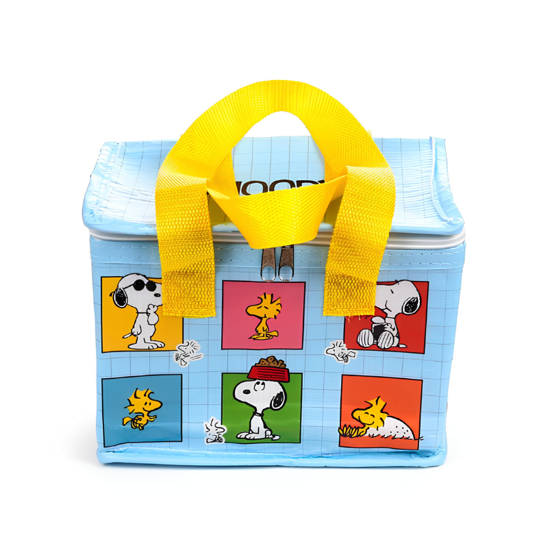Bolsa térmica Snoopy en uso con táper dentro