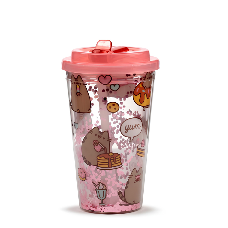 Detalle de la tapa de rosca y pajita rígida del vaso Pusheen