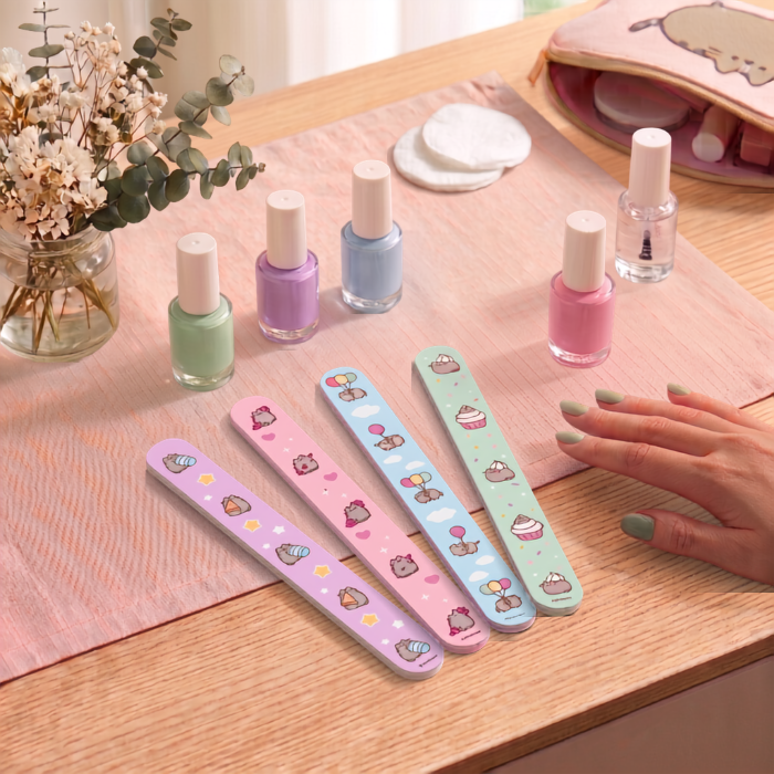 Lima de uñas Pusheen modelo con ilustración en tonos pastel