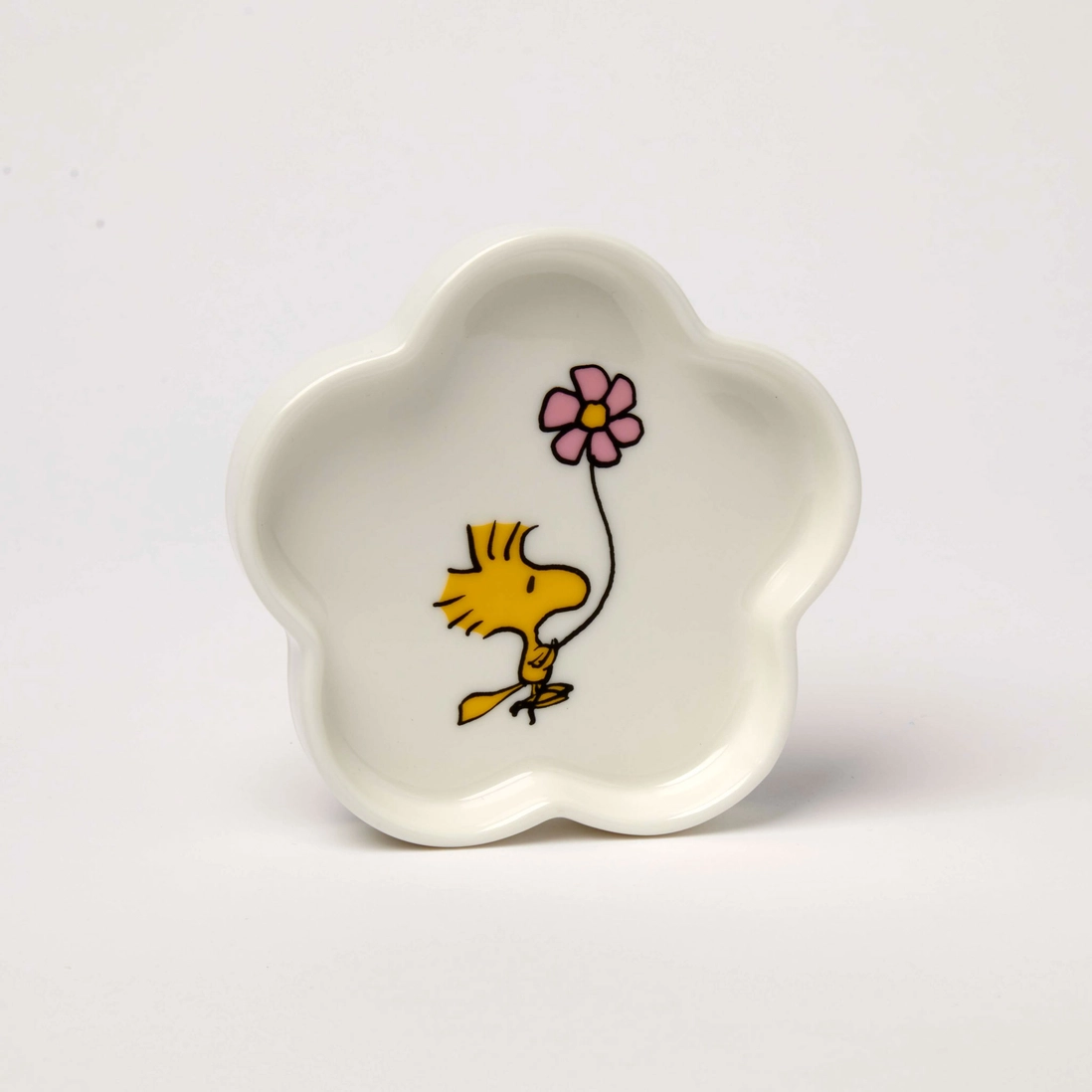 Detalle del plato joyero Woodstock sujetando una flor rosa