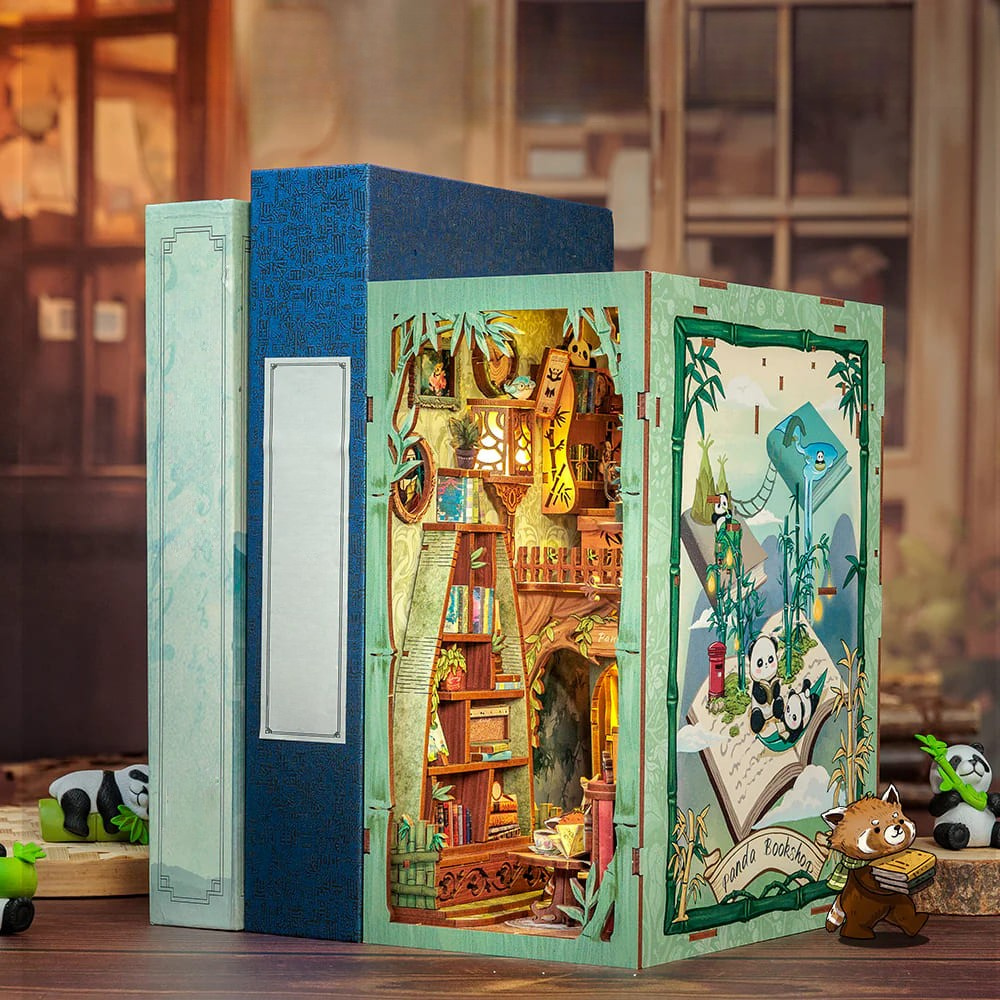 Librería en miniatura de dos plantas con panda rojo y barandillas de madera