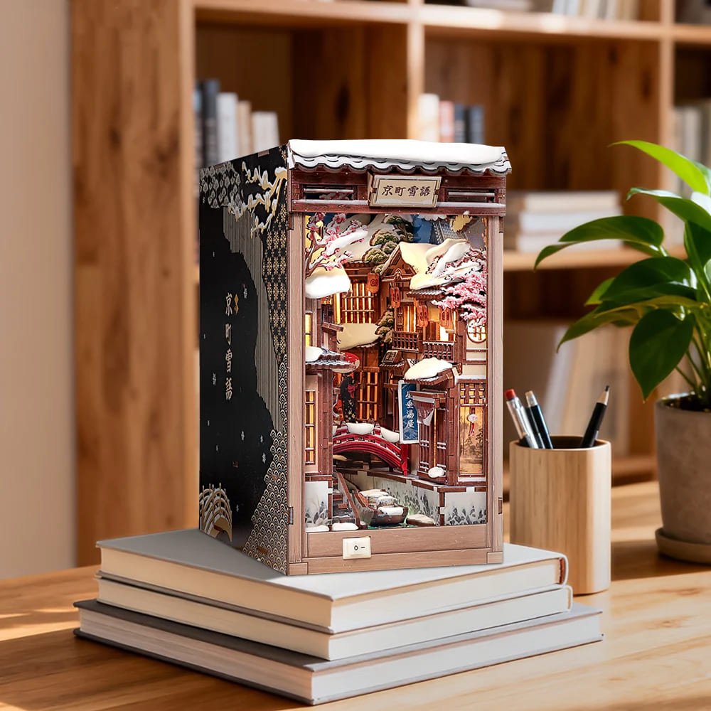 Figura con kimono cruzando el puente del Book Nook Invierno en Kioto