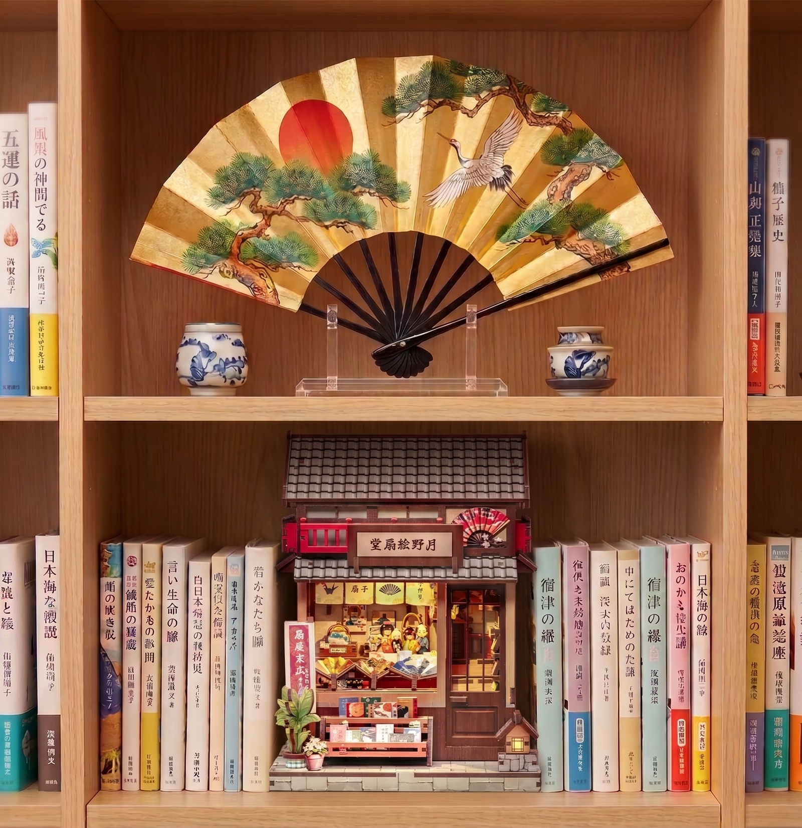 Detalle de la fachada de madera del Book Nook tienda de abanicos japonesa