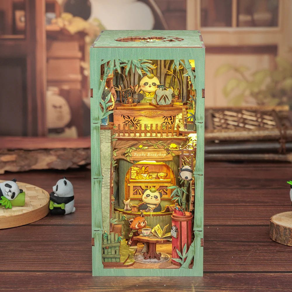 Book Nook Panda con luz LED encendida de noche