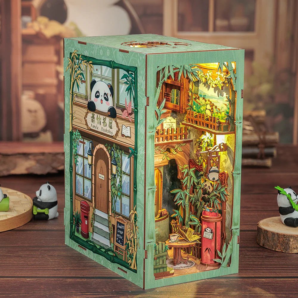 Piezas de madera precortadas del kit Book Nook Panda antes de montar