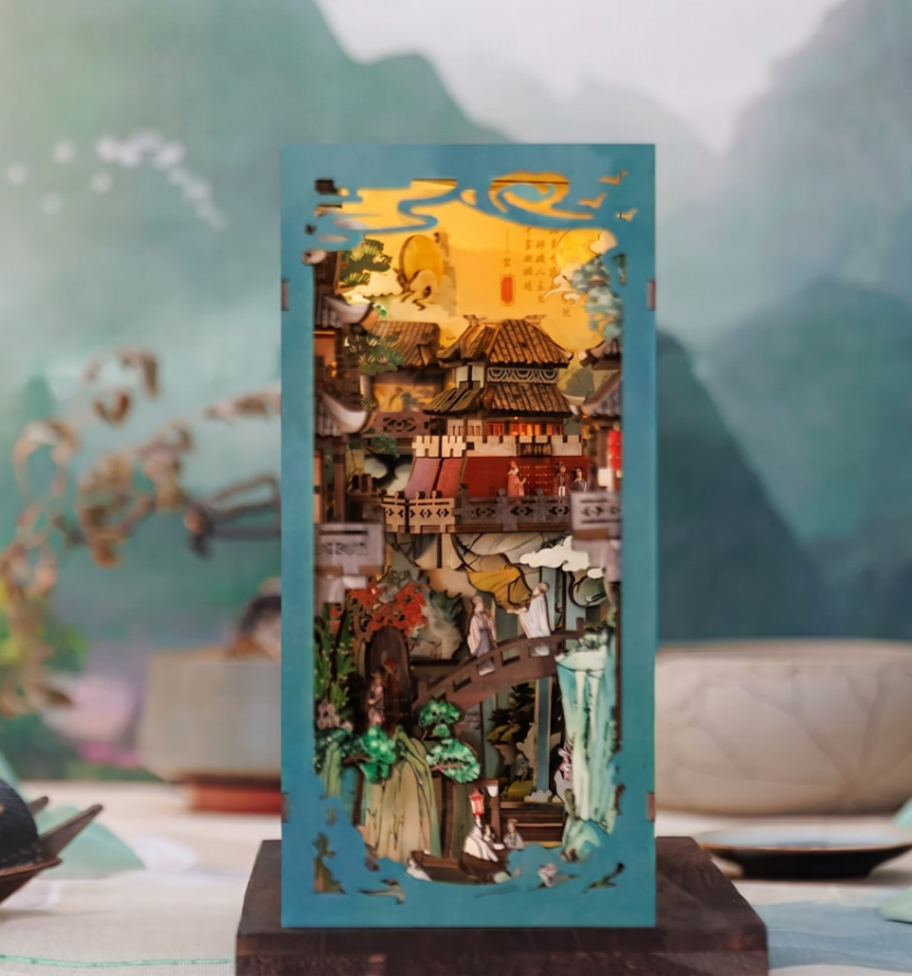 Book Nook Tradicional Chino colocado entre libros en una estantería