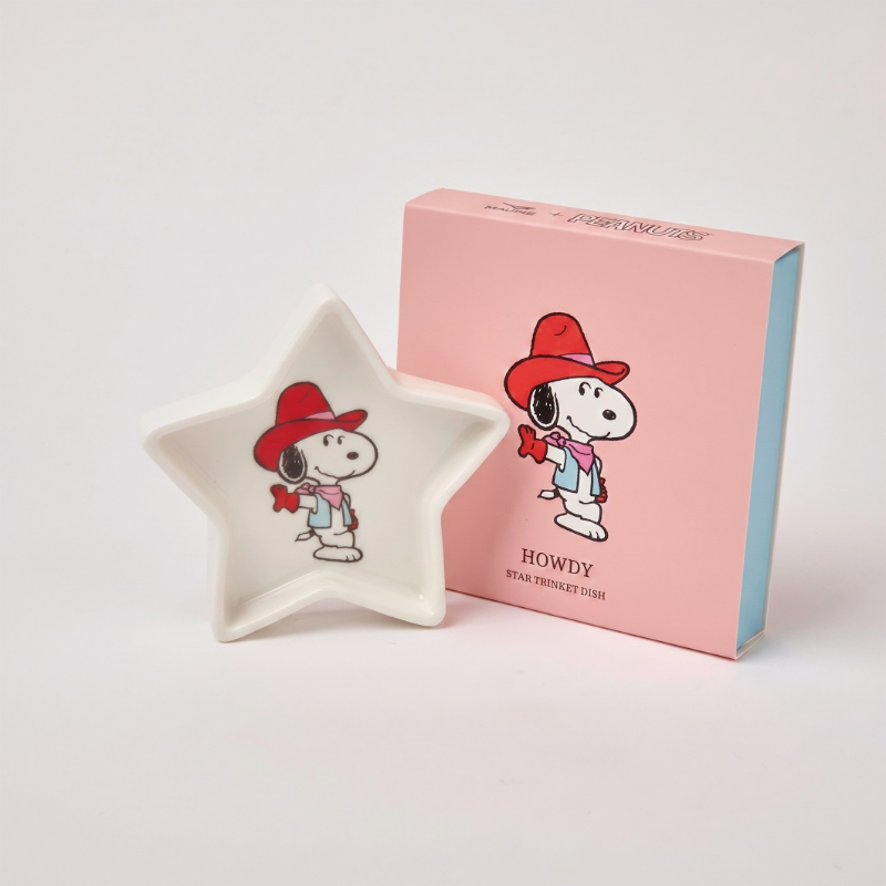 Detalle del diseño de Snoopy cowboy en el plato estrella