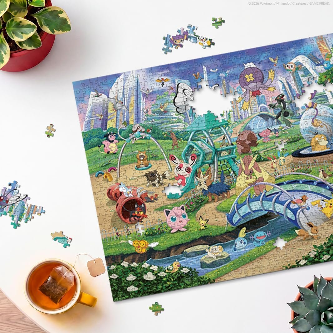 Detalle del puzzle Pokémon con Eevee, Pikachu y Snorlax en el parque