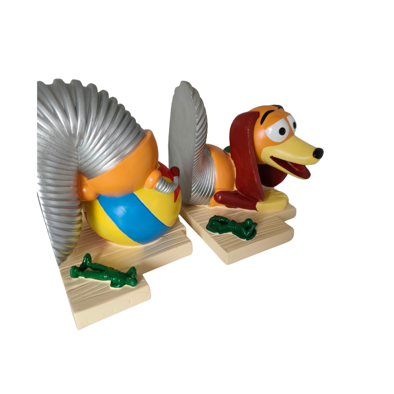 Sujetalibros Slinky Toy Story colocado entre cómics y mangas