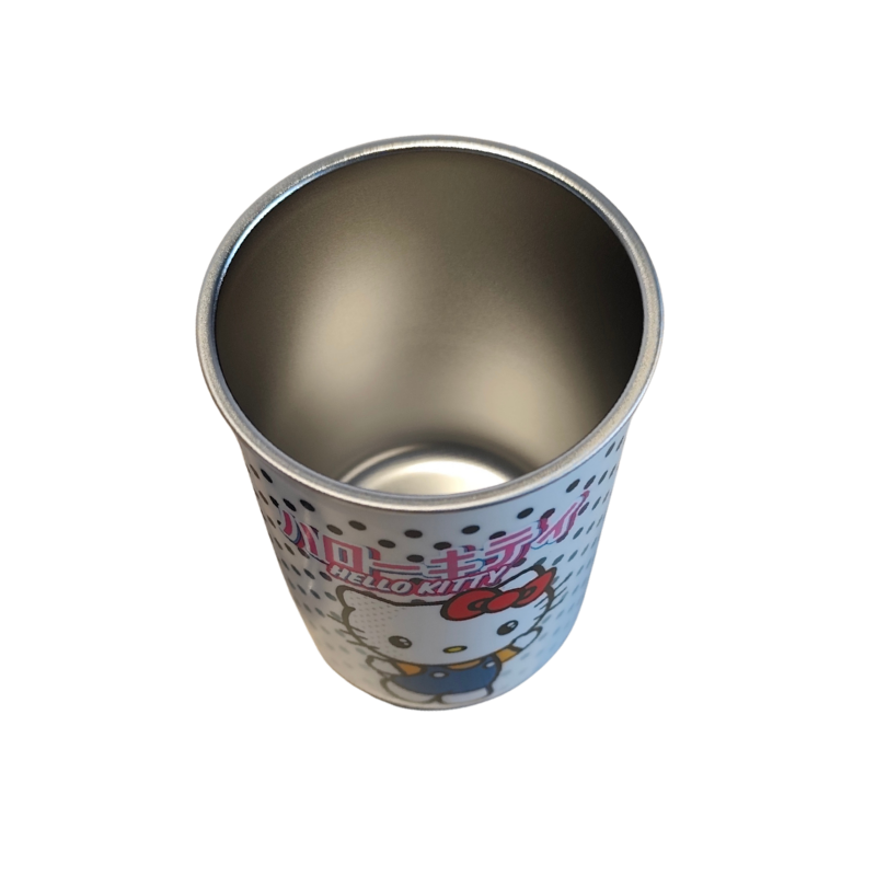 Taza térmica Hello Kitty con bebida caliente servida